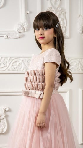 فستان بناتي وردي مع فيونكة ناعمة