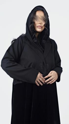 عباية رسمية بمخمل وتطريز ورد