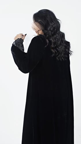 عباية مخمل باكمام دانتيل