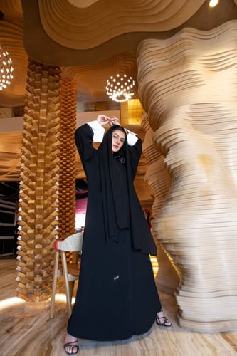 عباية اكمام بيضاء وجيب واحد