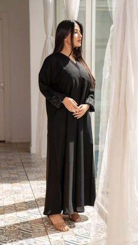 عباية قطعتين تنلبس سادة او للمناسبات