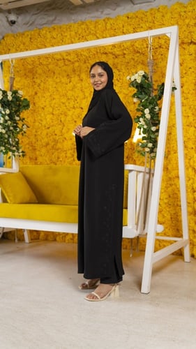 عباية بتطريز اسود على الاكمام والجوانب