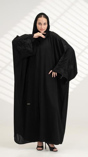 عباية نص بشت باكمام مطرزة