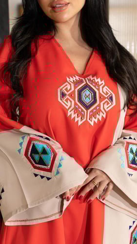 جلابية بلون برتقالي وبيج