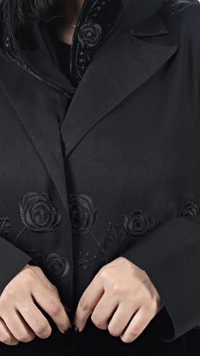 عباية رسمية بمخمل وتطريز ورد