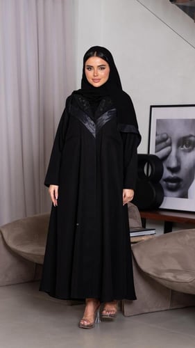 عباية سوداء بليزر بتطريز ناعم