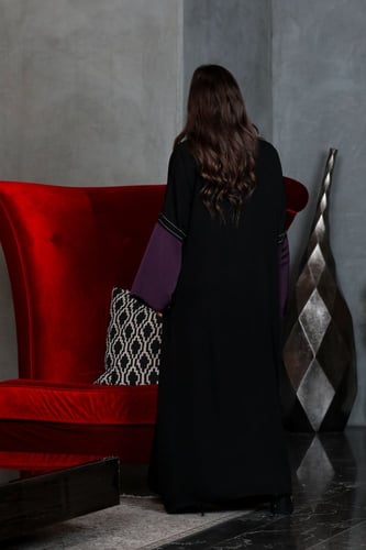 عباية بقصة صدر بنفسجي وخطوط بيضاء