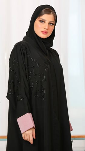 عباية مزينه بشك والاكمام باللون الوردي الغامق