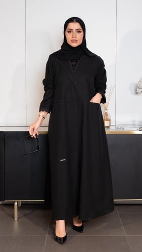 بليزر بكلفة على الياقة والاكمام