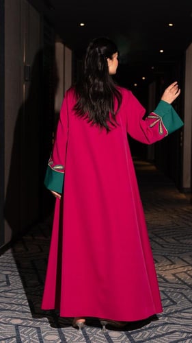 جلابية بياقة كبيرة مطرزة