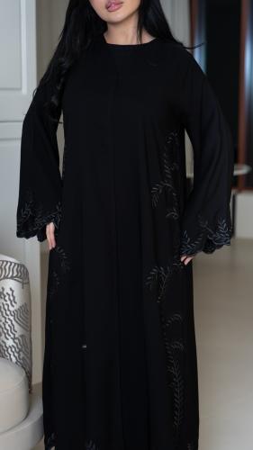 عباية مطرزه على الجوانب