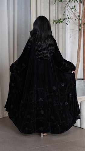 عباية مخمل مطرزة بالخرز