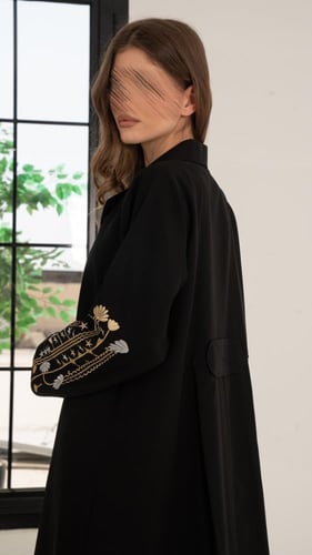 عباية رسمية بتطريز ذهبي