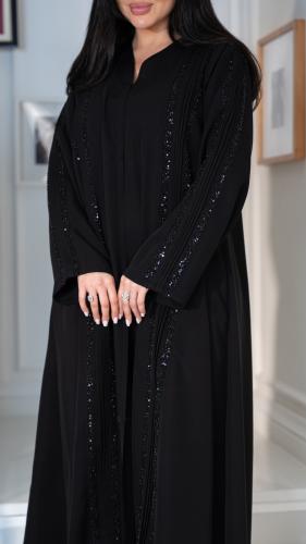 عباية سوداء مطرزة بترتر وخرز