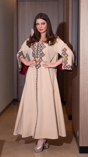 جلابية بلون بيج مبطنة بأحمر