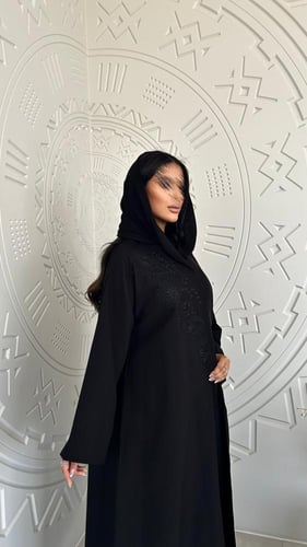 عباية بتطريز ناعم من الامام