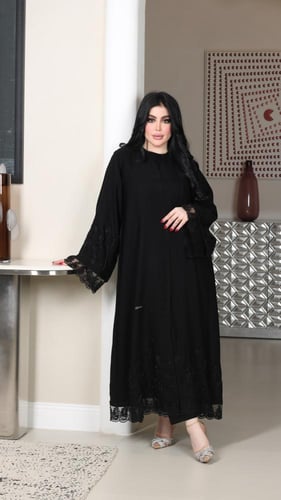 عباية سوداء مطرزة بدانتيل وخرز