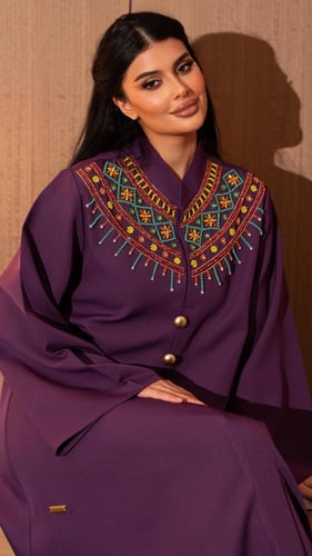 جلابية بلون بنفسجي وبأزرة ذهبي على الصدر