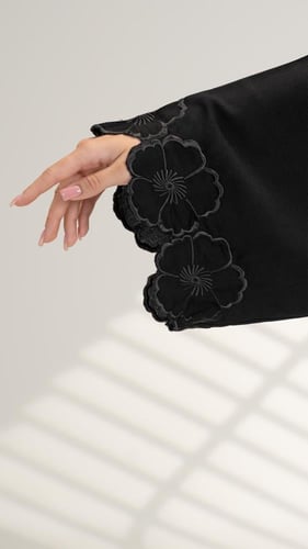 عباية باكمام مطرزة بورد