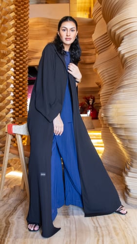 عباية سوداء وطقم بنطلون وبلوزة أزرق