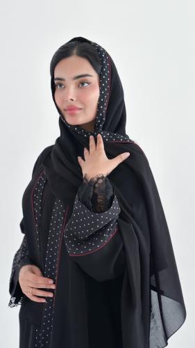 عباية منقطة بدانتيل على الاكمام