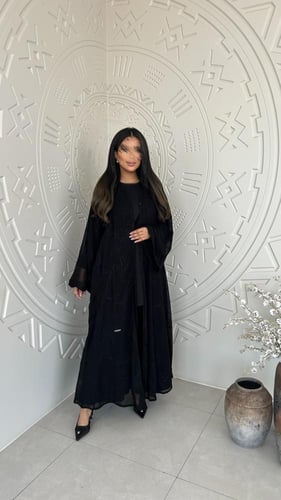 عباية مطرزة بخيوط حرير