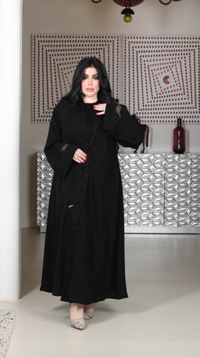 عباية سوداء مزينه بالخرز