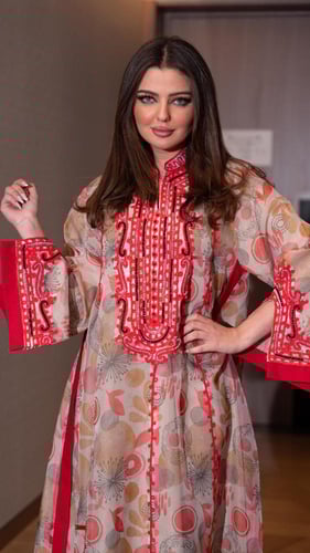 جلابية بلون بيج مطرزة بأحمر