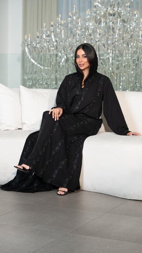 عباية بقصة بليزر بتطرز ورد بشكل طولي