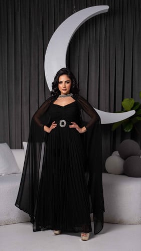 فستان اسود بحزام واكمام طويلة