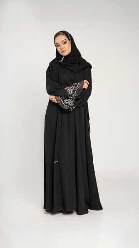 عباية مقفلة بتطريز ورد ابيض