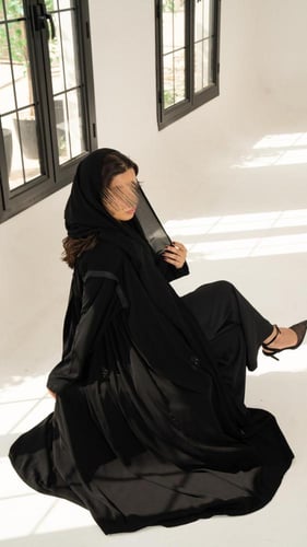 عباية مفتوحة بكسرات من الخلف