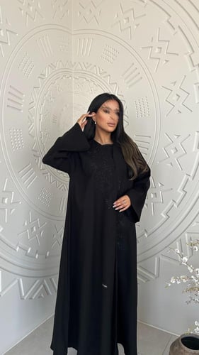 عباية بتطريز ناعم من الامام