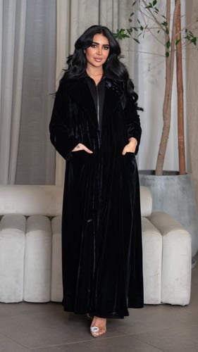 عباية مخمل بفستان داخلي سحاب