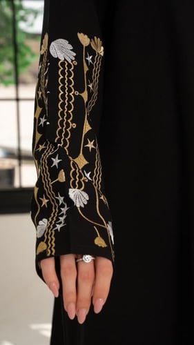 عباية رسمية بتطريز ذهبي