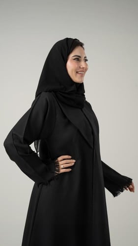 عباية بياقة واكمام بخيوط ناعمة