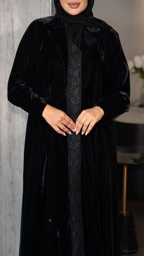 عباية بليزر مخمل مع تطريز من الامام