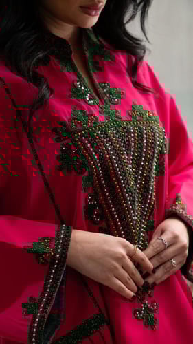 جلابية بلون وردي مطرزة بزيتي