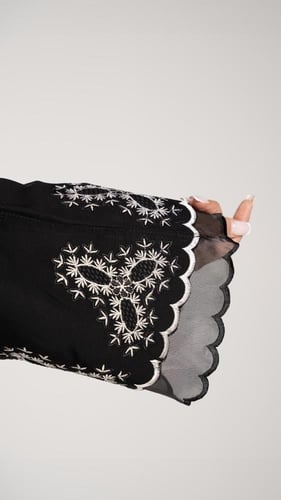 عباية مقفلة بتطريز ورد ابيض