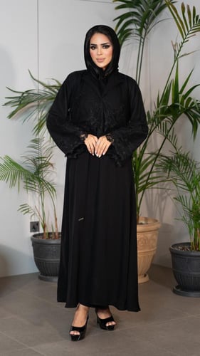 عباية سوداء بقصة جاكيت دانتيل