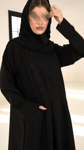 عباية مطرزة بجيوب مخفية