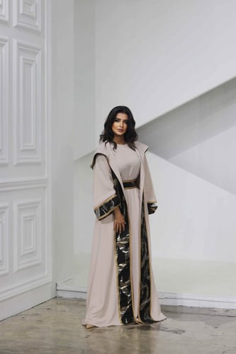 جلابية فخمة بقبعة وحزام على الخصر