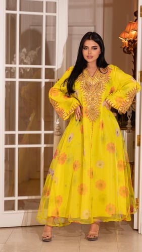 جلابية بلون اصفر بنقوش ورد