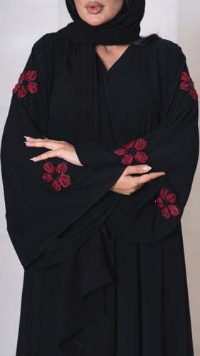 عباية بتطريز ورد احمر