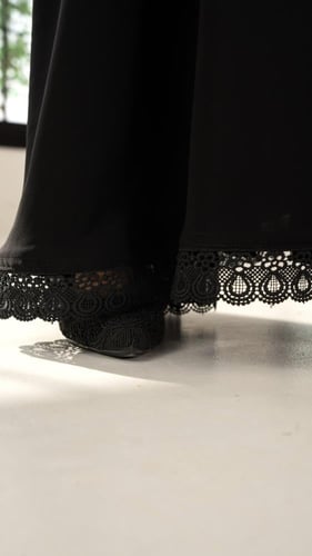 عباية مقفلة بكلفة على الأطراف