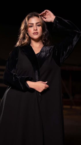 عباية شتوية بياقه واكمام قطيف