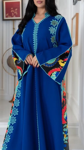 جلابية بطبعات ملونة من الخلف