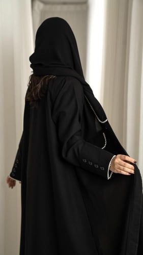 عباية رسمية بكلفة ناعمة