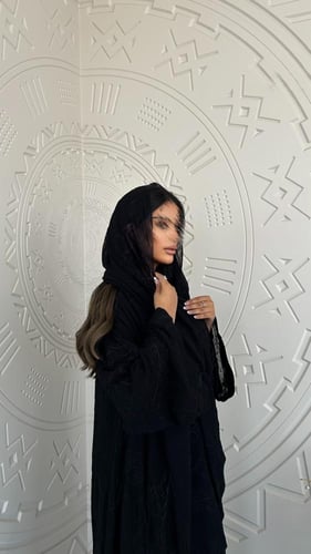 عباية مطرزة بخيوط حرير