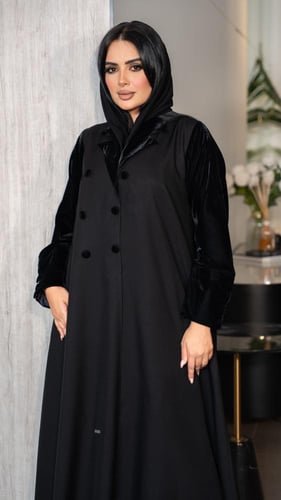 عباية بياقة واكمام مخمل